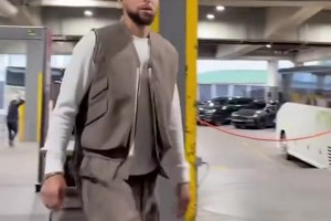 勇士客场开拓者，库里抵达球馆状态轻松👍