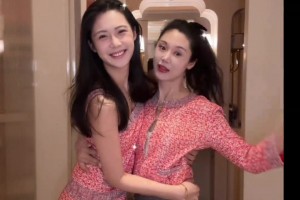 很年轻啊！女篮卓识与妈妈合拍：和妈妈一起过圣诞啦~~